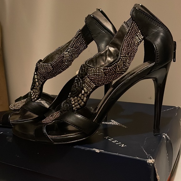 Black Heels sz 9 - Picture 2 of 6